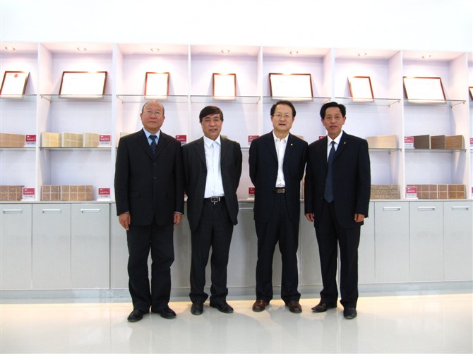 天意公司董事長與國家科技部高新司司長耿站修國家建筑行業(yè)生產(chǎn)力促進(jìn)中心顧惠元主任在公司展廳合影