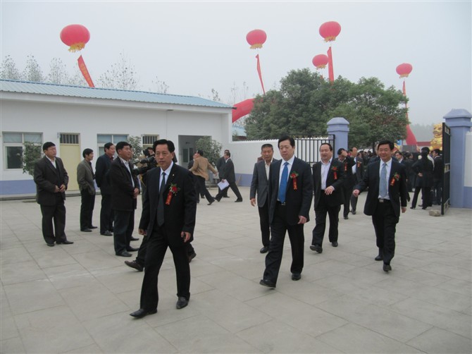 信陽市市委書記郭瑞民一行與天意集團(tuán)董事長一起在來到天意集團(tuán)信陽二分廠展廳參觀指導(dǎo)